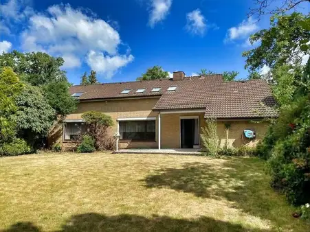 großes Einfamilienhaus mit herrlichem Garten im Herzen der Stadt Heide