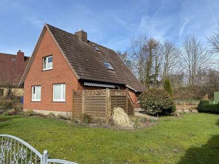 Seitenansicht mit Terrasse - Einfamilienhaus in 25746 Heide mit 100m² kaufen