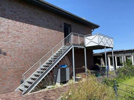 Aufgang Wohnung OG mit kleinem Balkon - Mehrfamilienhaus in 25761 Büsum mit 320m² kaufen