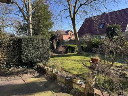 Blick in den Garten - Einfamilienhaus in 25746 Heide mit 120m² kaufen