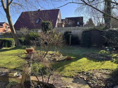 Blick in den Garten - Einfamilienhaus in 25746 Heide mit 120m² kaufen