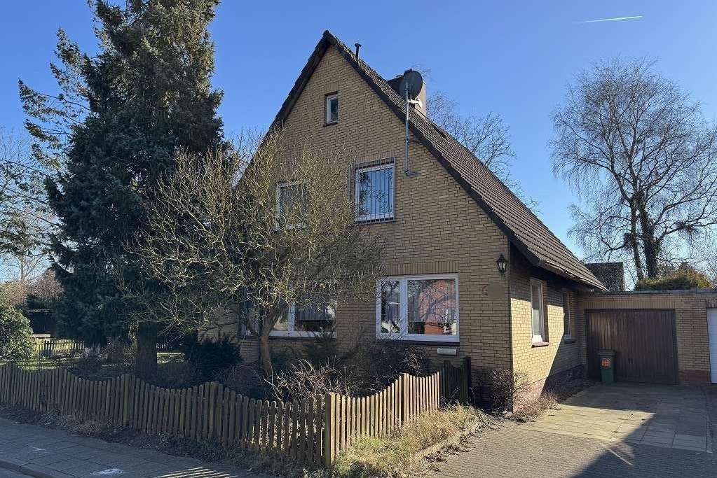 Seitenansicht mit Auffahrt & Garage Seitenansicht mit Auffahrt & Garage - Einfamilienhaus in 25746 Heide mit 120m² kaufen