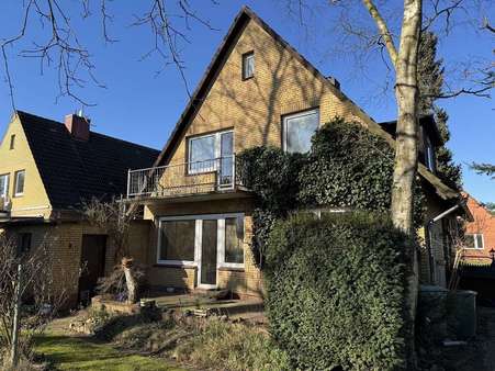 Seitenansicht mit Balkon & Terrasse - Einfamilienhaus in 25746 Heide mit 120m² kaufen