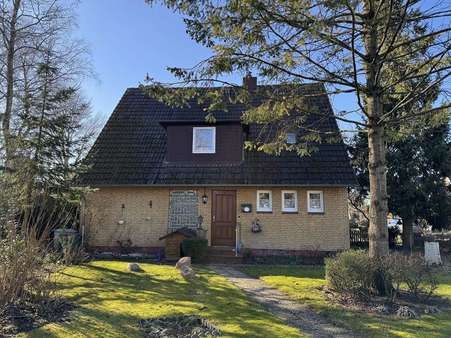 Vorgarten & Eingangsbereich - Einfamilienhaus in 25746 Heide mit 120m² kaufen
