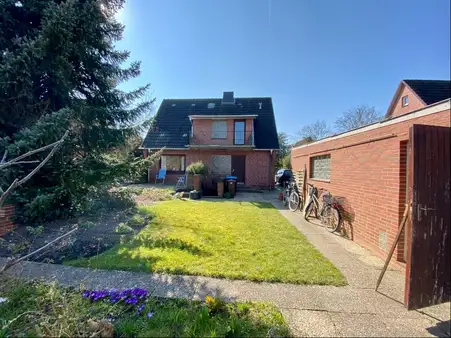 Teilmodernisiertes und gemütliches Haus auf großem Grundstück