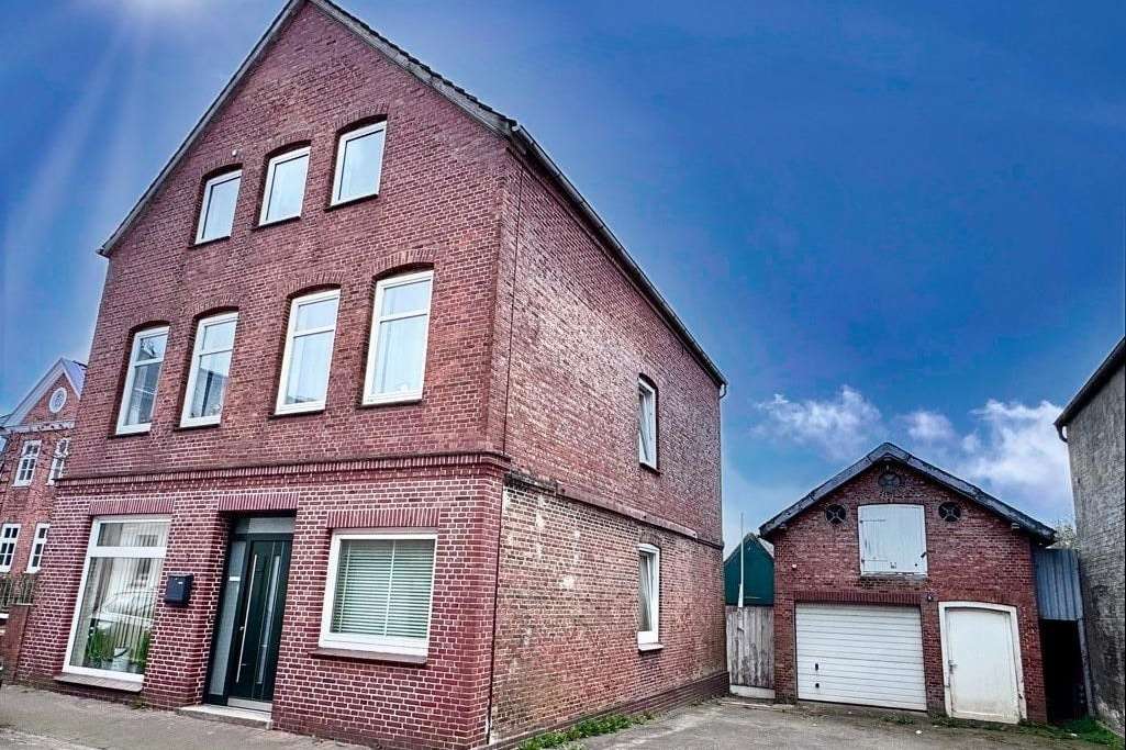 Frontansicht mit Garage - Einfamilienhaus in 25554 Wilster mit 184m² kaufen