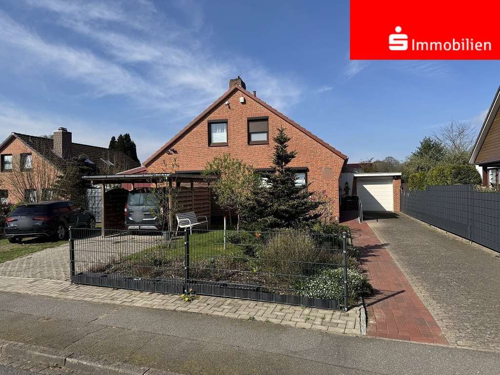 Front mit Garage & Carport Front mit Garage & Carport - Einfamilienhaus in 25767 Albersdorf mit 130m² kaufen