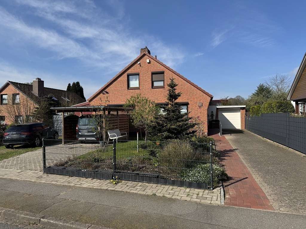 Front mit Garage & Carport - Einfamilienhaus in 25767 Albersdorf mit 130m² kaufen