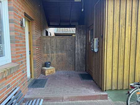 Eingangsbereich / Zugang Abstellraum - Reihenmittelhaus in 25761 Büsum mit 109m² kaufen