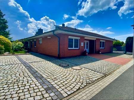 Eingang zur Praxis und Parkplätze Eingang zur Praxis und Parkplätze - Mehrfamilienhaus in 25348 Glückstadt mit 161m² kaufen