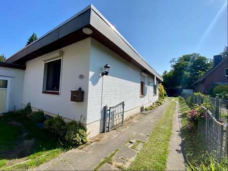 Ansicht mit Auffahrt Ansicht mit Auffahrt - Bungalow in 22880 Wedel mit 90m² kaufen
