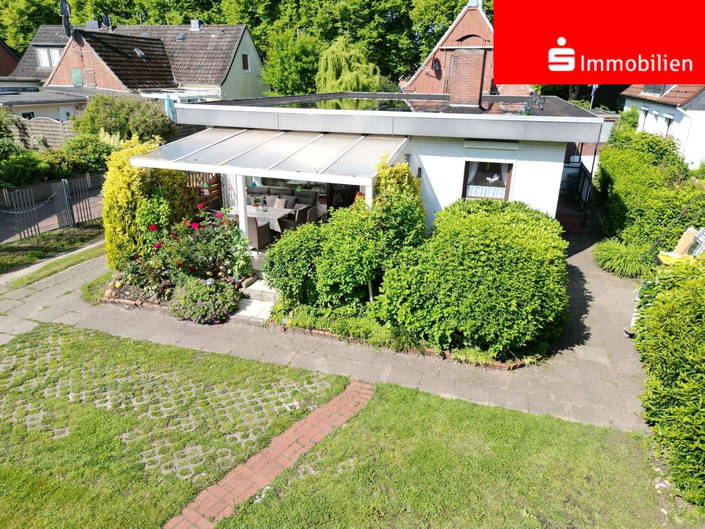 Rückansicht mit überdachter Terrasse Rückansicht mit überdachter Terrasse - Bungalow in 22880 Wedel mit 90m² kaufen
