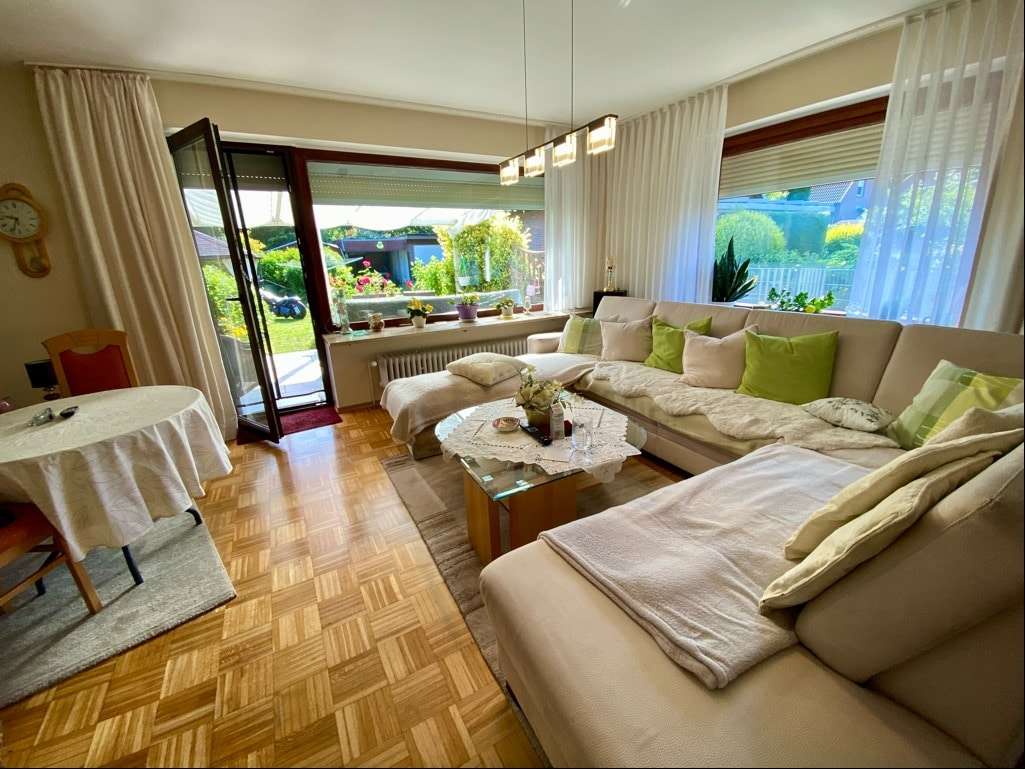 Wohnzimmer mit Zugang Terrasse Wohnzimmer mit Zugang Terrasse - Bungalow in 22880 Wedel mit 90m² kaufen
