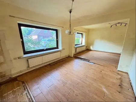 Hier sind Handwerkerhände gefragt ! EFH mit Carport - sanierungsbedürftig