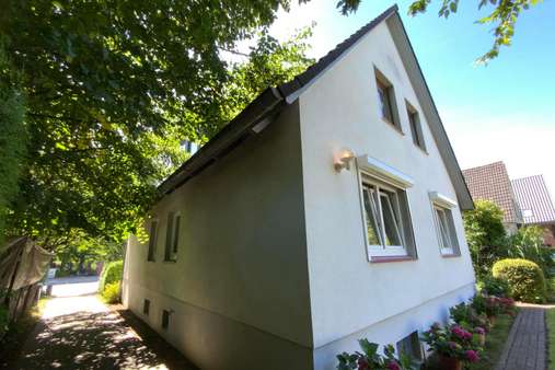 Seitliche Ansicht - Mehrfamilienhaus in 22043 Hamburg mit 151m² günstig kaufen