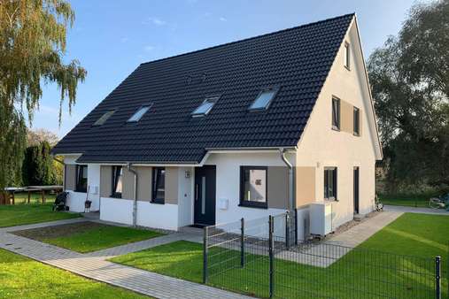 Außenansicht - Doppelhaushälfte in 23617 Stockelsdorf mit 105m² günstig kaufen
