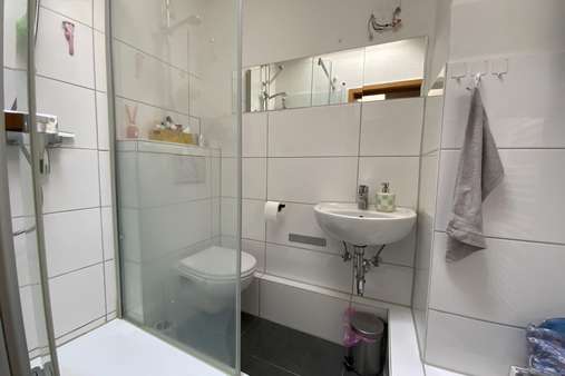 Duschbad mit Oberlicht Duschbad mit Oberlicht - Dachgeschosswohnung in 23554 Lübeck mit 53m² kaufen