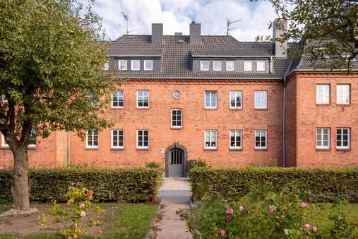 Blick vom Innenhof auf Haus 18 - Erdgeschosswohnung in 23570 Lübeck mit 60m² kaufen