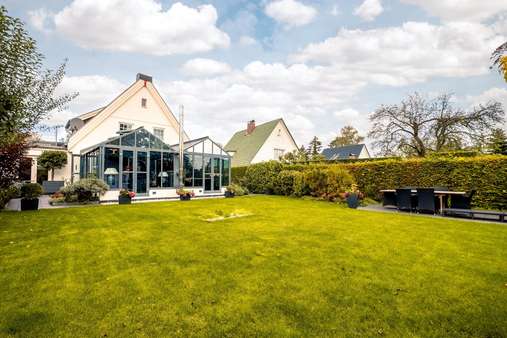 Blick vom Garten zum Haus - Einfamilienhaus in 23570 Lübeck mit 192m² kaufen