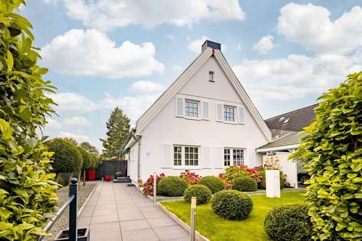 Frontansicht - Einfamilienhaus in 23570 Lübeck mit 192m² kaufen