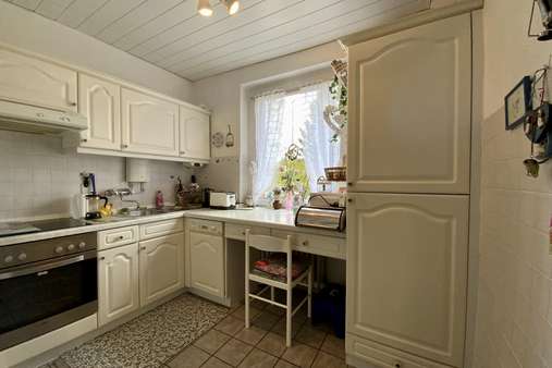 Küche mit Einbaumöbeln - Erdgeschosswohnung in 23570 Lübeck mit 63m² günstig kaufen