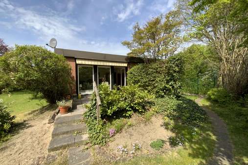Terrasse hinterer bungalow - Zweifamilienhaus in 23562 Lübeck mit 178m² kaufen