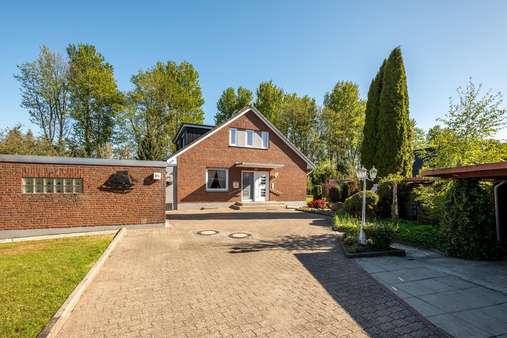 Vorderansicht - Einfamilienhaus in 23556 Lübeck mit 211m² kaufen