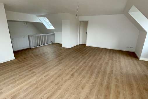 Wohn- und Esszimmer - Dachgeschosswohnung in 23566 Lübeck mit 110m² günstig kaufen