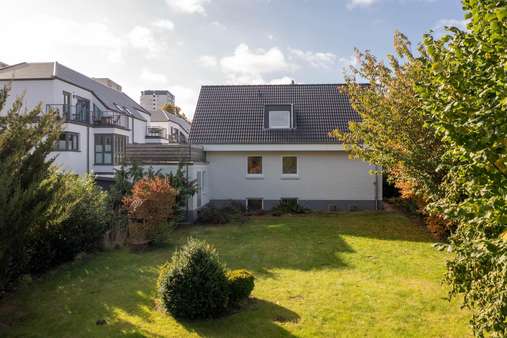 Ansicht vom Garten - Erdgeschosswohnung in 23566 Lübeck mit 153m² günstig kaufen