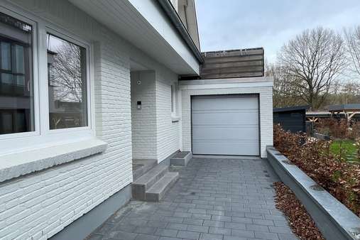 Zuwegung und Garage - Erdgeschosswohnung in 23566 Lübeck mit 153m² günstig kaufen
