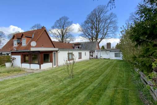 Gartenansicht - Doppelhaushälfte in 23560 Lübeck mit 141m² günstig kaufen