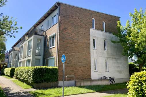 Außenansicht - Dachgeschosswohnung in 23570 Lübeck mit 60m² kaufen
