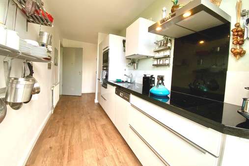 moderne Einbauküche - Dachgeschosswohnung in 23570 Lübeck mit 60m² kaufen