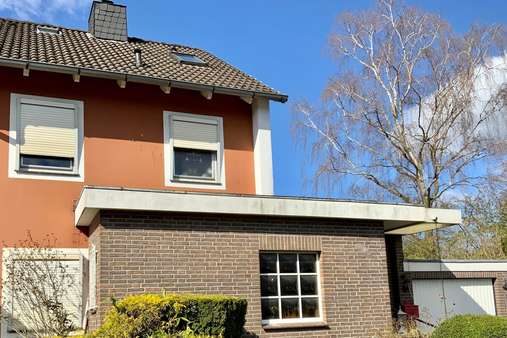 Hausansicht - Reihenendhaus in 23569 Lübeck mit 89m² günstig kaufen