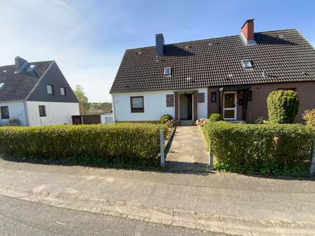 Hausansicht - Doppelhaushälfte in 23570 Lübeck mit 85m² günstig kaufen
