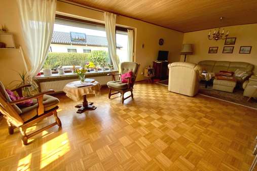 Wohnzimmer - Bungalow in 23628 Krummesse mit 90m² kaufen