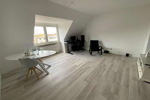 Wohnzimmer - Dachgeschosswohnung in 23617 Stockelsdorf mit 55m² günstig kaufen