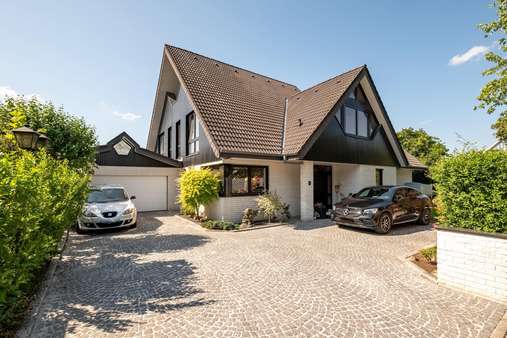 Großzügige Auffahrt - Einfamilienhaus in 23566 Lübeck mit 340m² kaufen