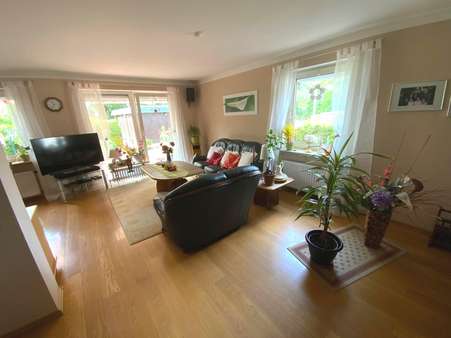 Wohnzimmer - Reihenendhaus in 23569 Lübeck mit 97m² kaufen