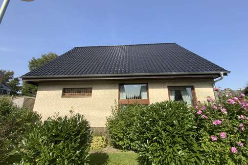 Seitliche Ansicht - Einfamilienhaus in 23570 Lübeck mit 137m² kaufen