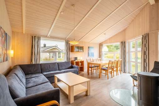Wohnzimmer mit Essbereich - Strandhaus in 23570 Lübeck mit 54m² kaufen
