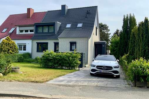 Straßenansicht - Doppelhaushälfte in 23570 Lübeck mit 105m² kaufen