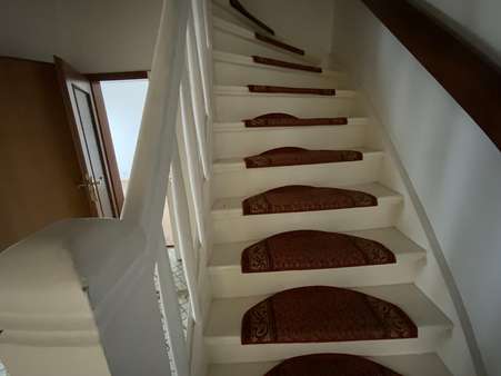 Treppe zum OG - Doppelhaushälfte in 23617 Stockelsdorf mit 136m² kaufen