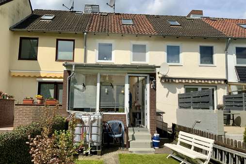 Rückseite mit Kellerzugang - Reihenmittelhaus in 23569 Lübeck mit 65m² kaufen