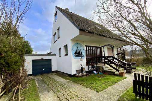 Ansicht mit Zufahrt zur Garage - Einfamilienhaus in 23570 Lübeck mit 148m² kaufen