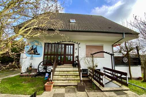 Straßenansicht - Einfamilienhaus in 23570 Lübeck mit 148m² kaufen