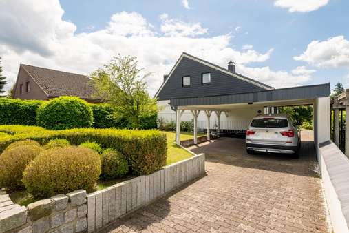 Auffahrt mit Carport - Einfamilienhaus in 23617 Stockelsdorf mit 126m² kaufen