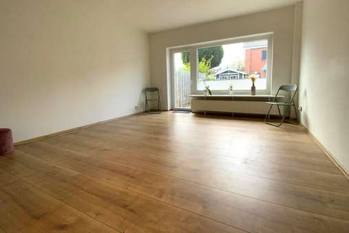 großzügiges Wohnzimmer - Reihenmittelhaus in 23556 Lübeck mit 65m² kaufen