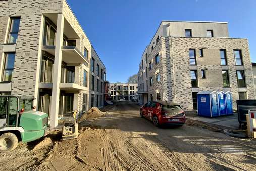 Blick Zufahrt - Erdgeschosswohnung in 23562 Lübeck mit 105m² kaufen