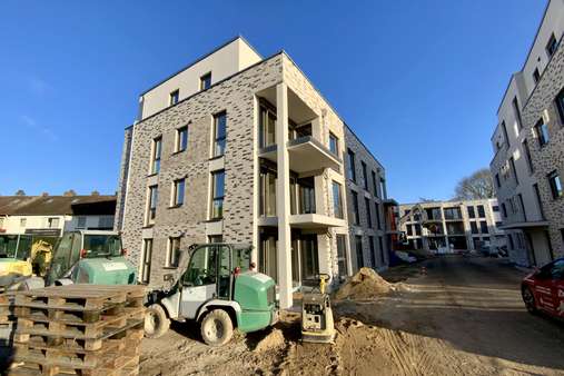 Blick auf Haus 1 - Etagenwohnung in 23562 Lübeck mit 98m² kaufen